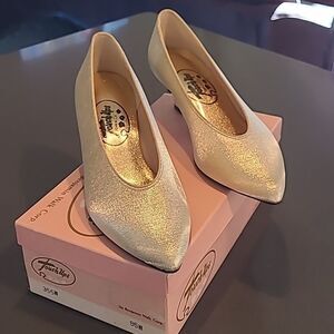 Benjamin Walk Corp sz 9.5W gold fabric  2" heels NWOT